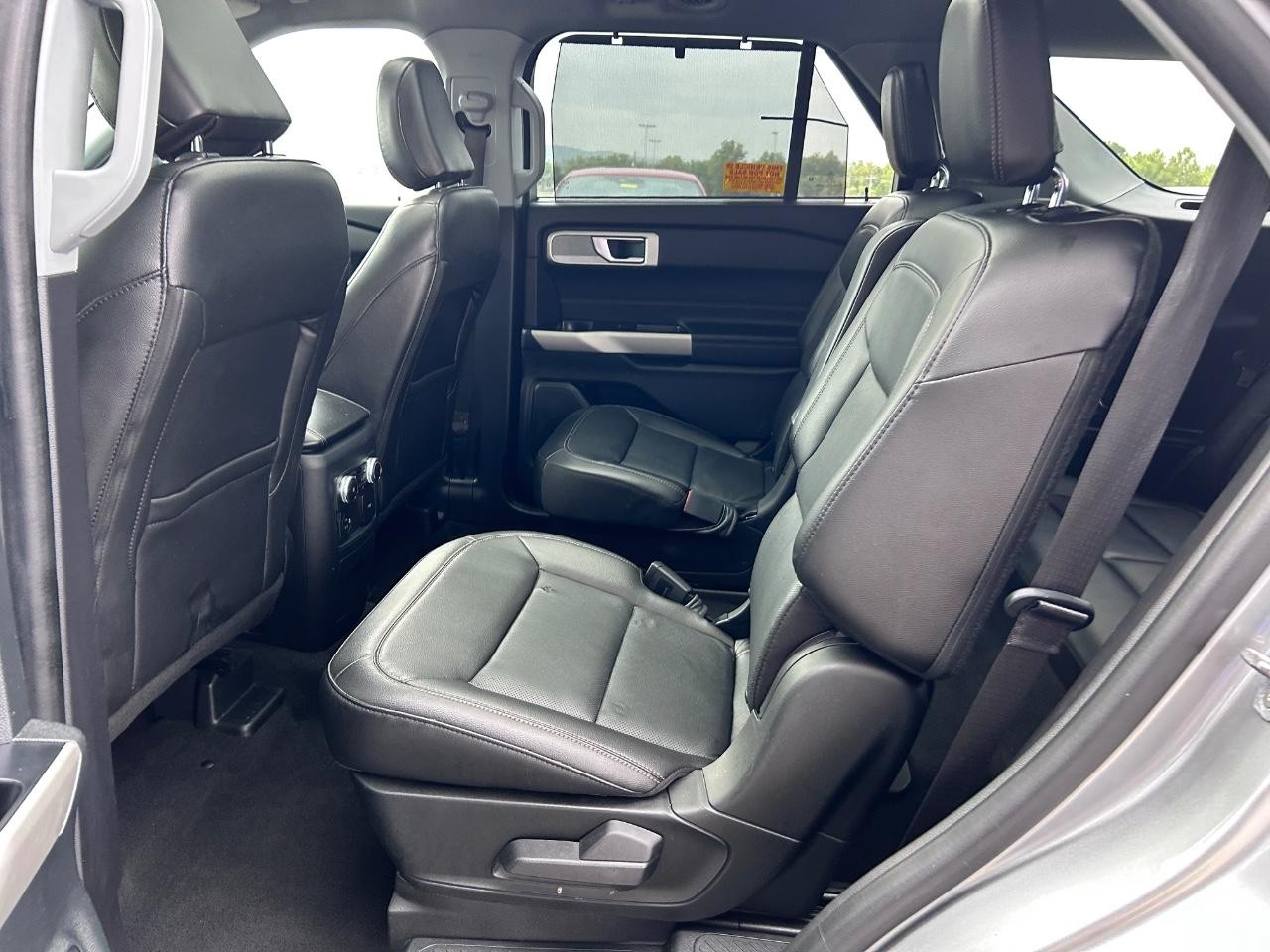 Ford Explorer Vehicle Full-screen Gallery Image 11