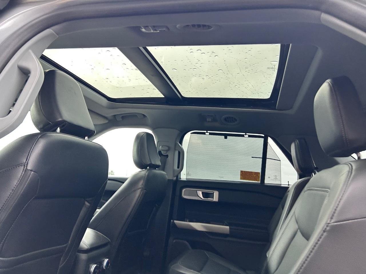 Ford Explorer Vehicle Full-screen Gallery Image 12