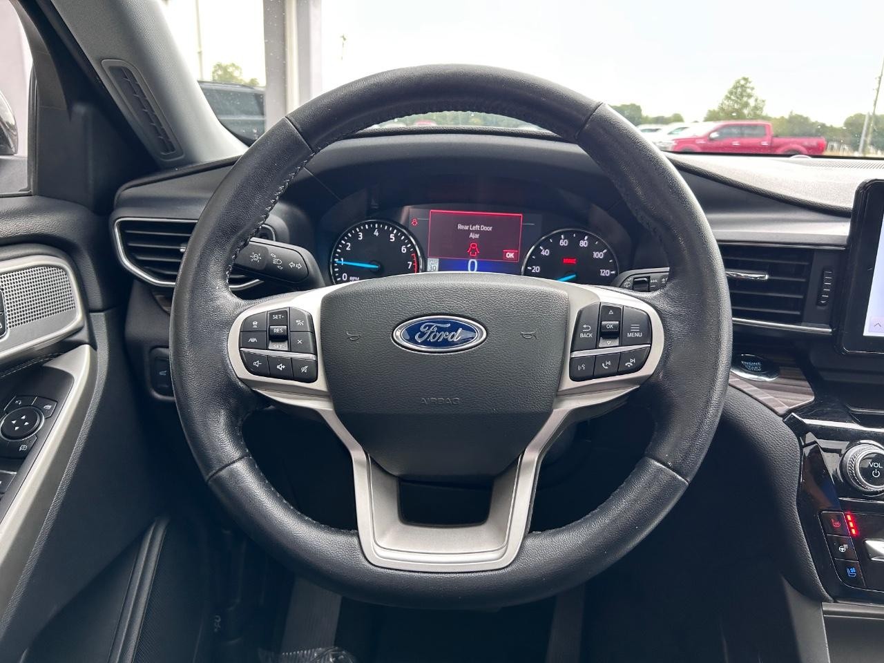 Ford Explorer Vehicle Full-screen Gallery Image 15