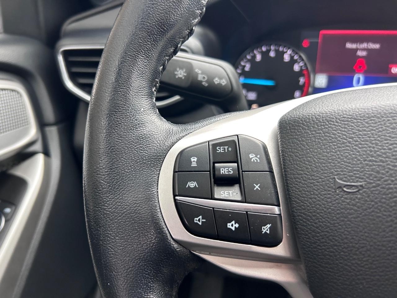 Ford Explorer Vehicle Full-screen Gallery Image 16