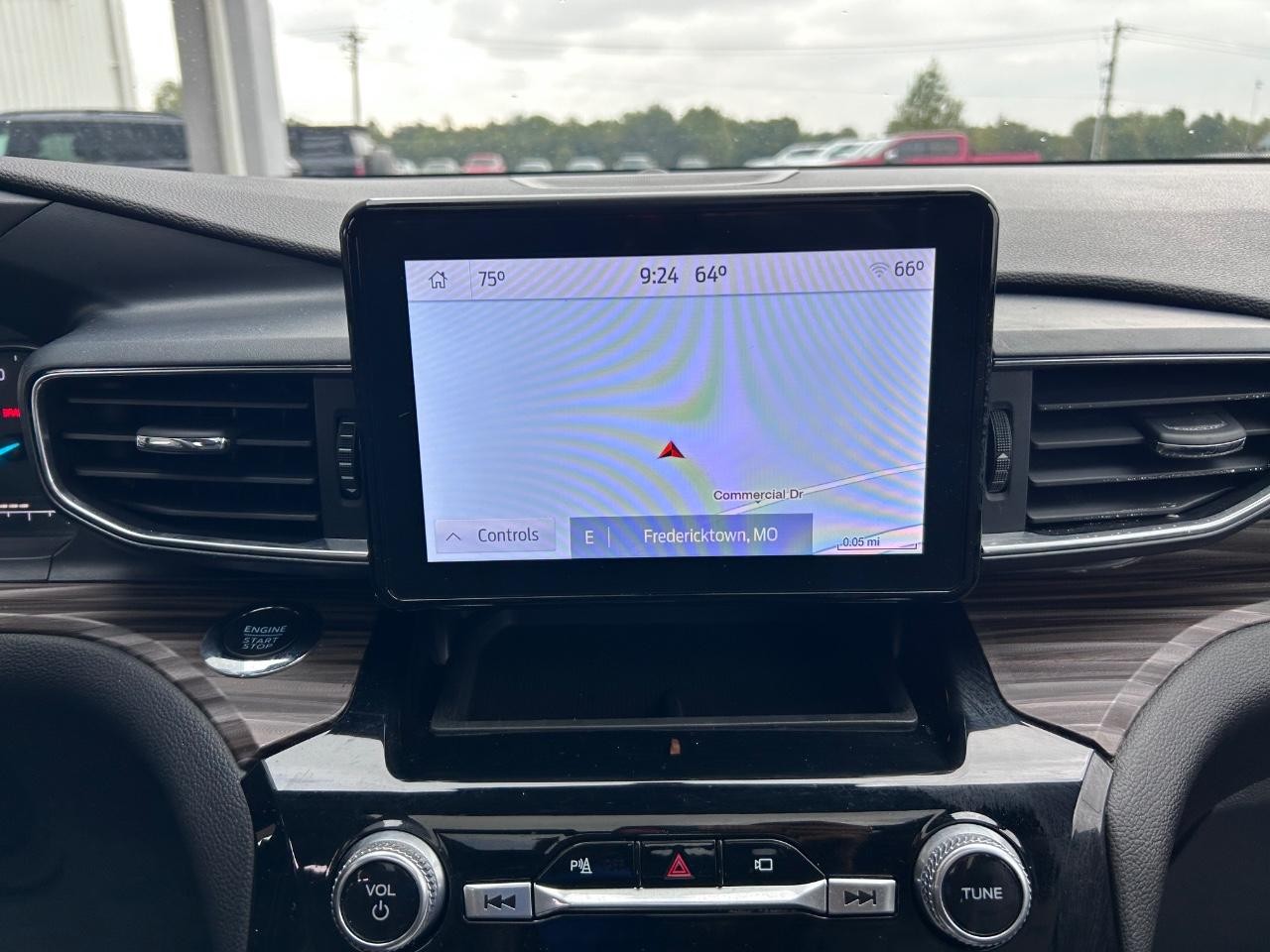 Ford Explorer Vehicle Full-screen Gallery Image 18