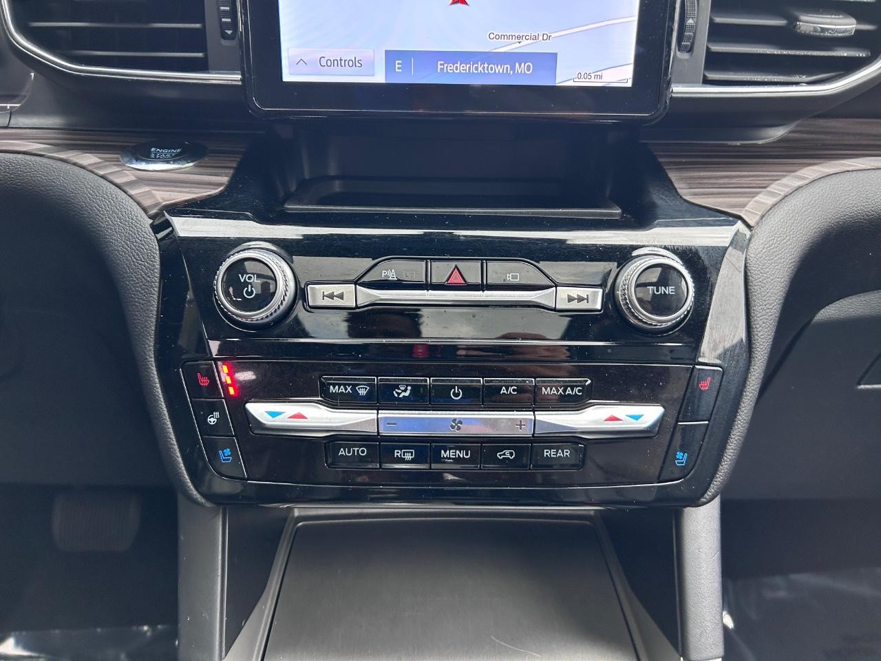 Ford Explorer Vehicle Full-screen Gallery Image 19