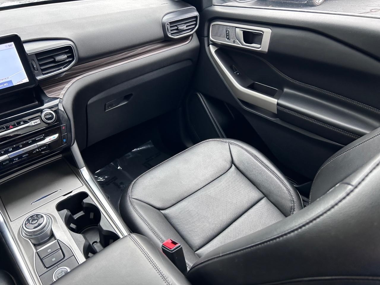 Ford Explorer Vehicle Full-screen Gallery Image 21