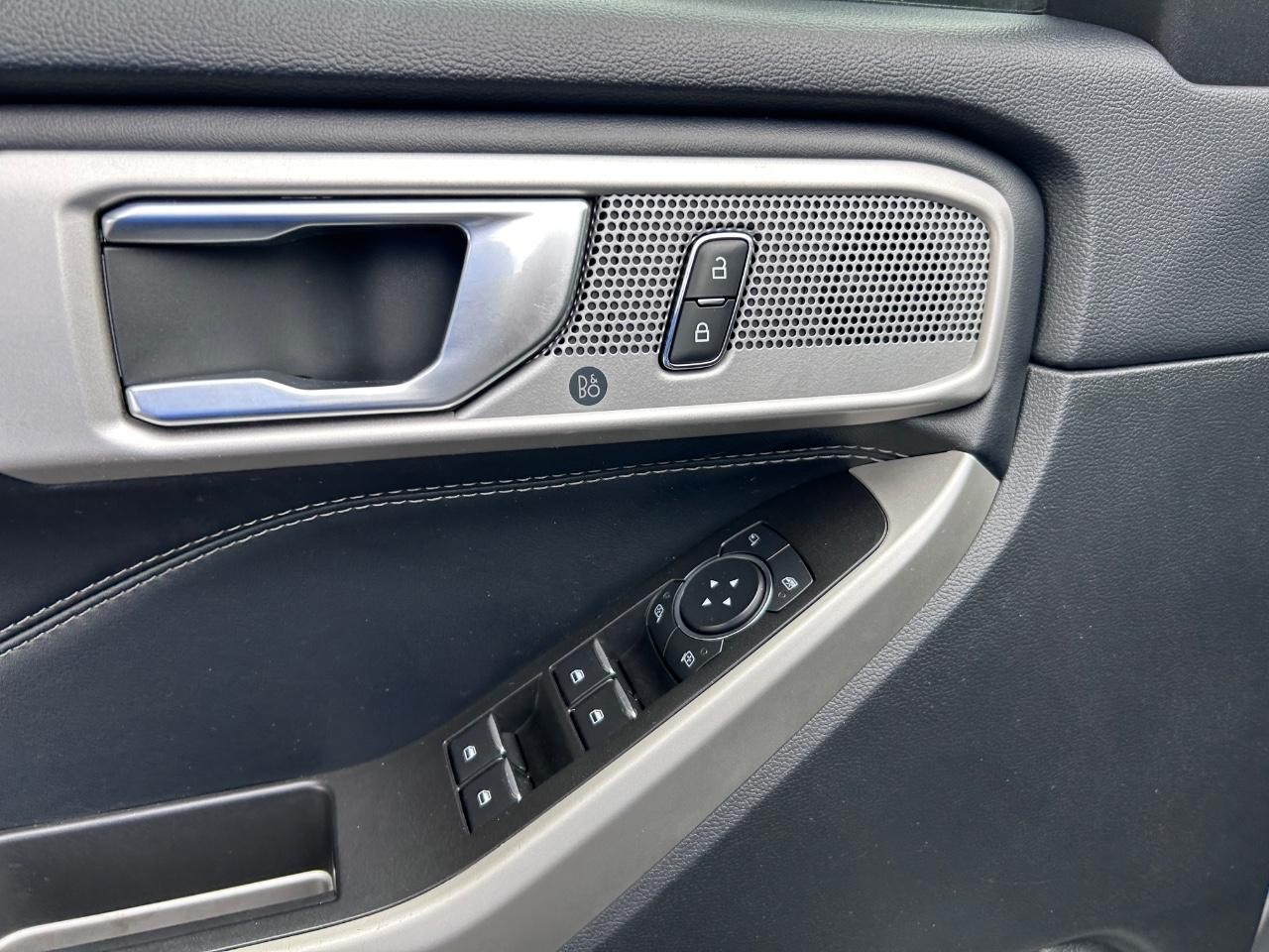 Ford Explorer Vehicle Full-screen Gallery Image 22