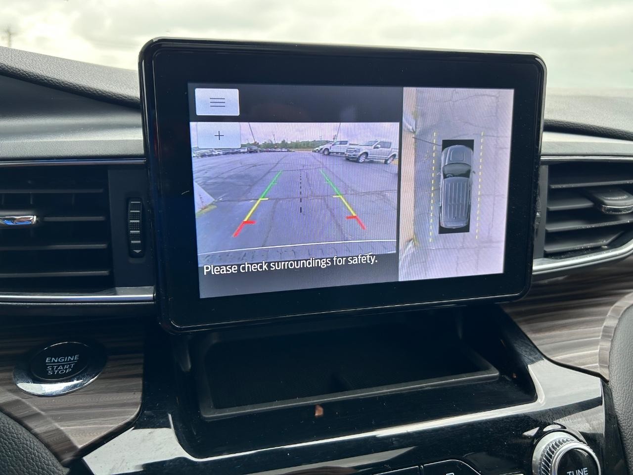 Ford Explorer Vehicle Full-screen Gallery Image 25