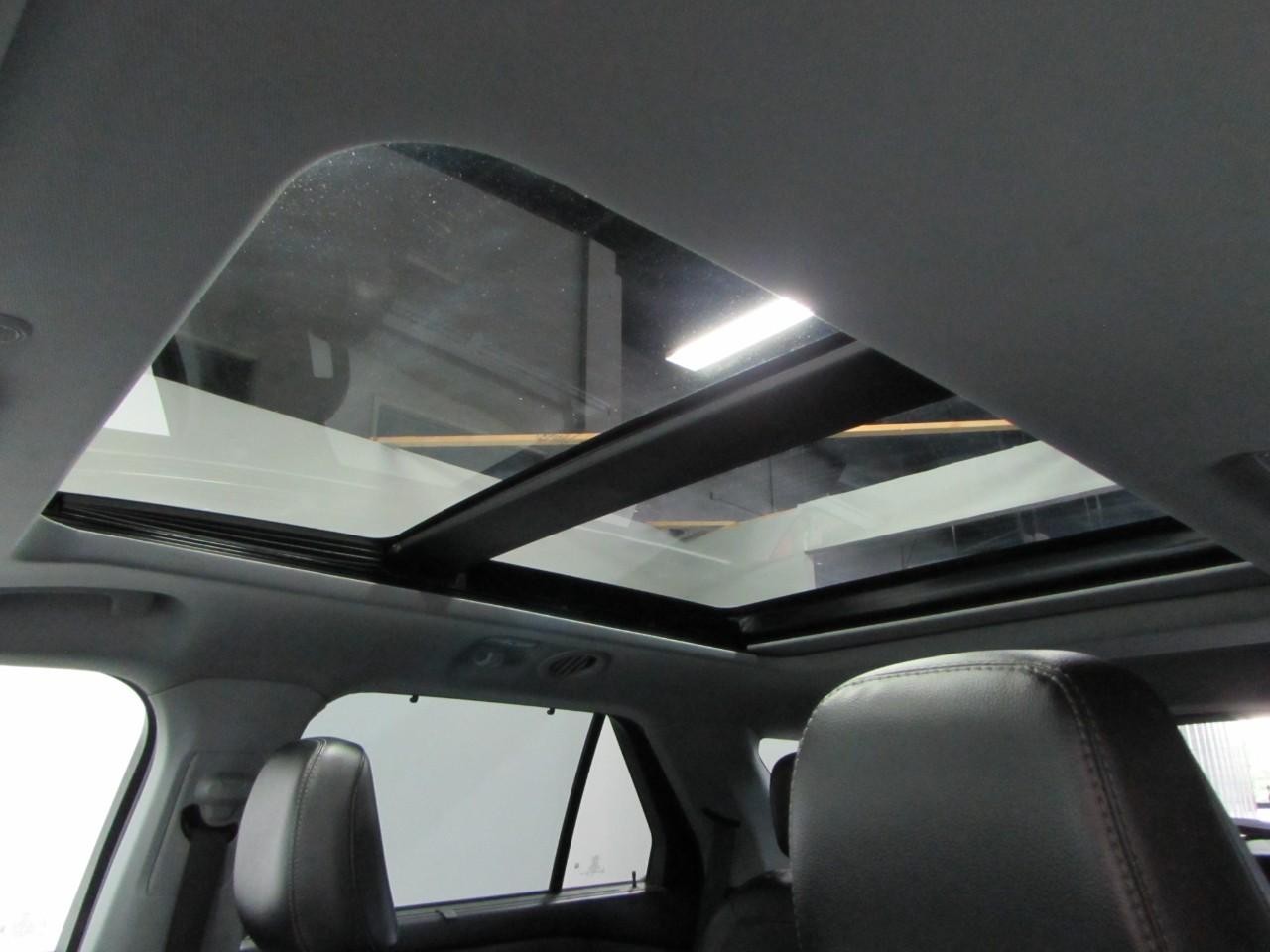 Ford Explorer Vehicle Full-screen Gallery Image 33