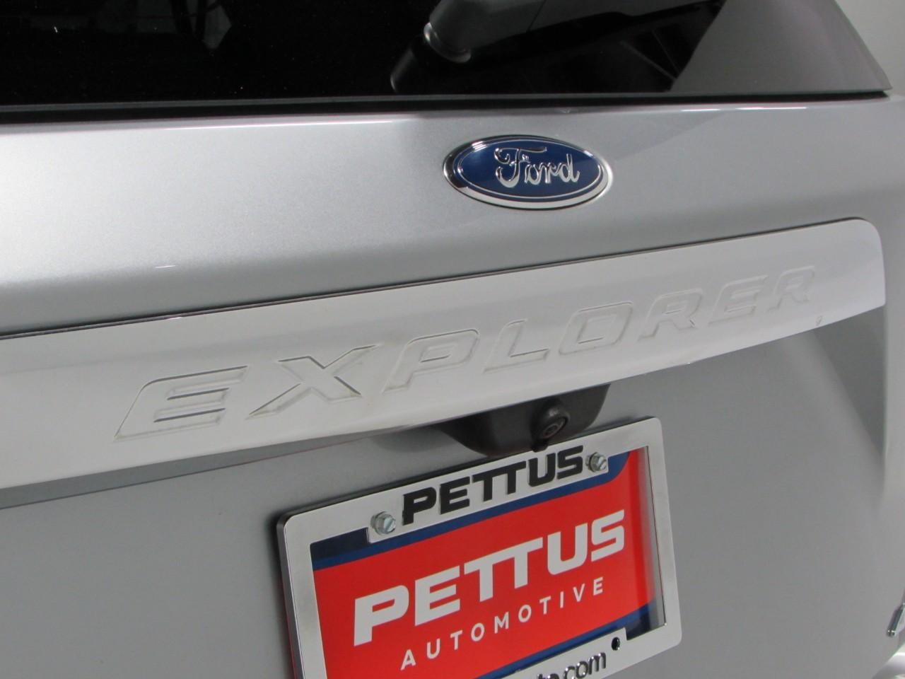 Ford Explorer Vehicle Full-screen Gallery Image 35