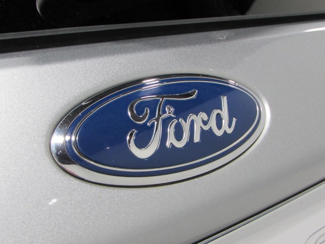 Ford Explorer Vehicle Full-screen Gallery Image 36