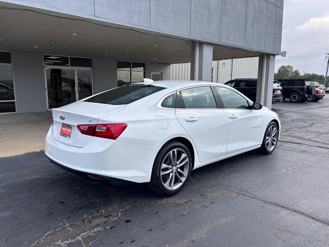 Chevrolet Malibu Vehicle Full-screen Gallery Image 03