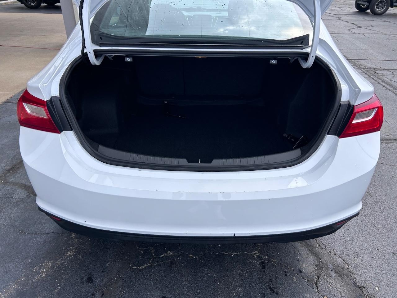 Chevrolet Malibu Vehicle Full-screen Gallery Image 05