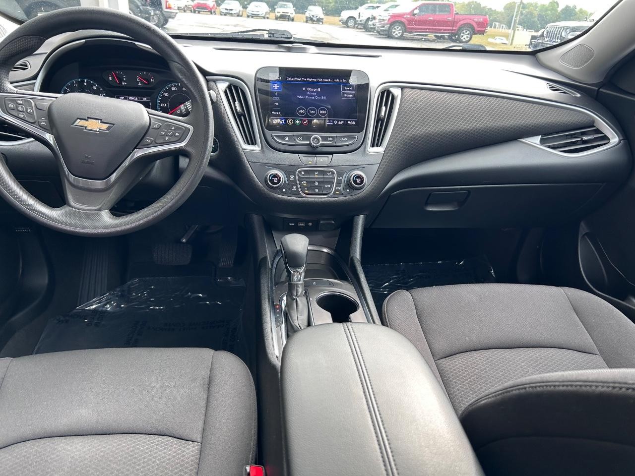 Chevrolet Malibu Vehicle Full-screen Gallery Image 10