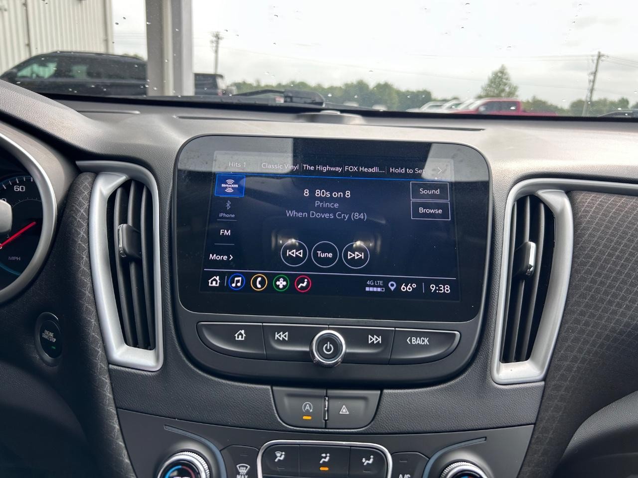 Chevrolet Malibu Vehicle Full-screen Gallery Image 14