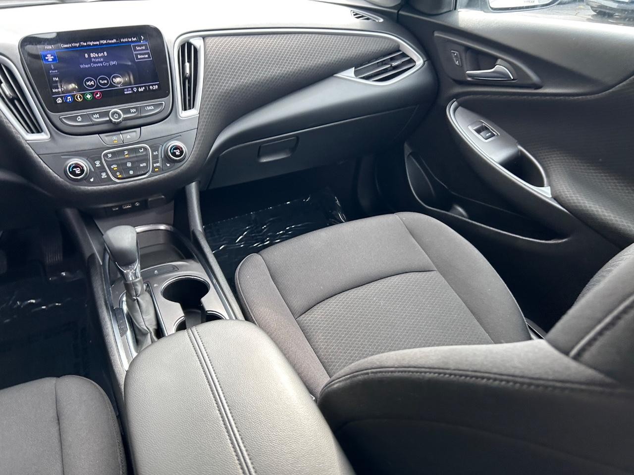 Chevrolet Malibu Vehicle Full-screen Gallery Image 17