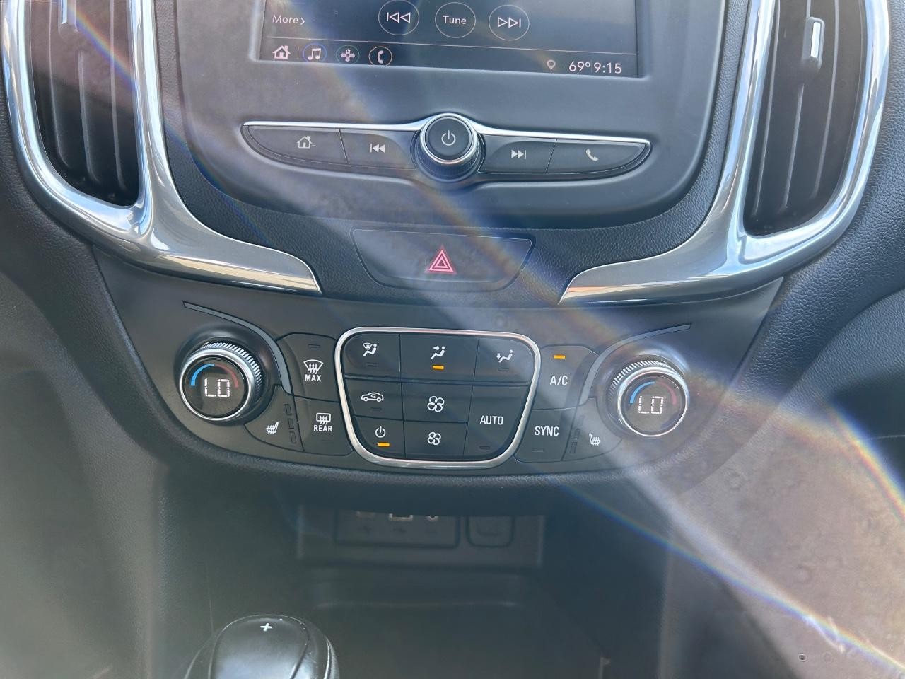 Chevrolet Equinox Vehicle Full-screen Gallery Image 17