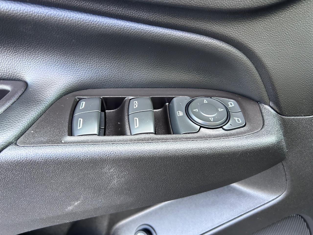 Chevrolet Equinox Vehicle Full-screen Gallery Image 20