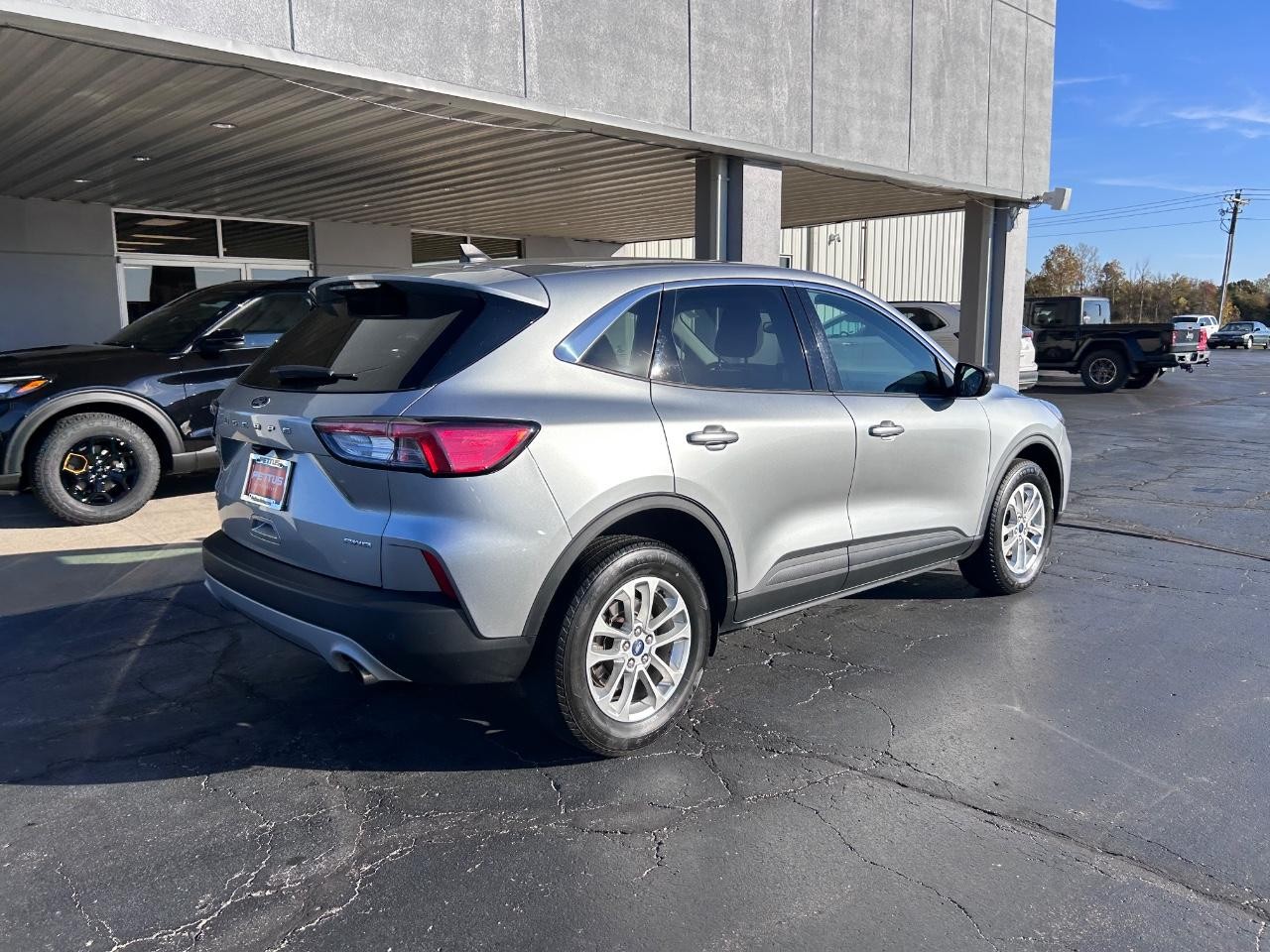 Ford Escape Vehicle Full-screen Gallery Image 03