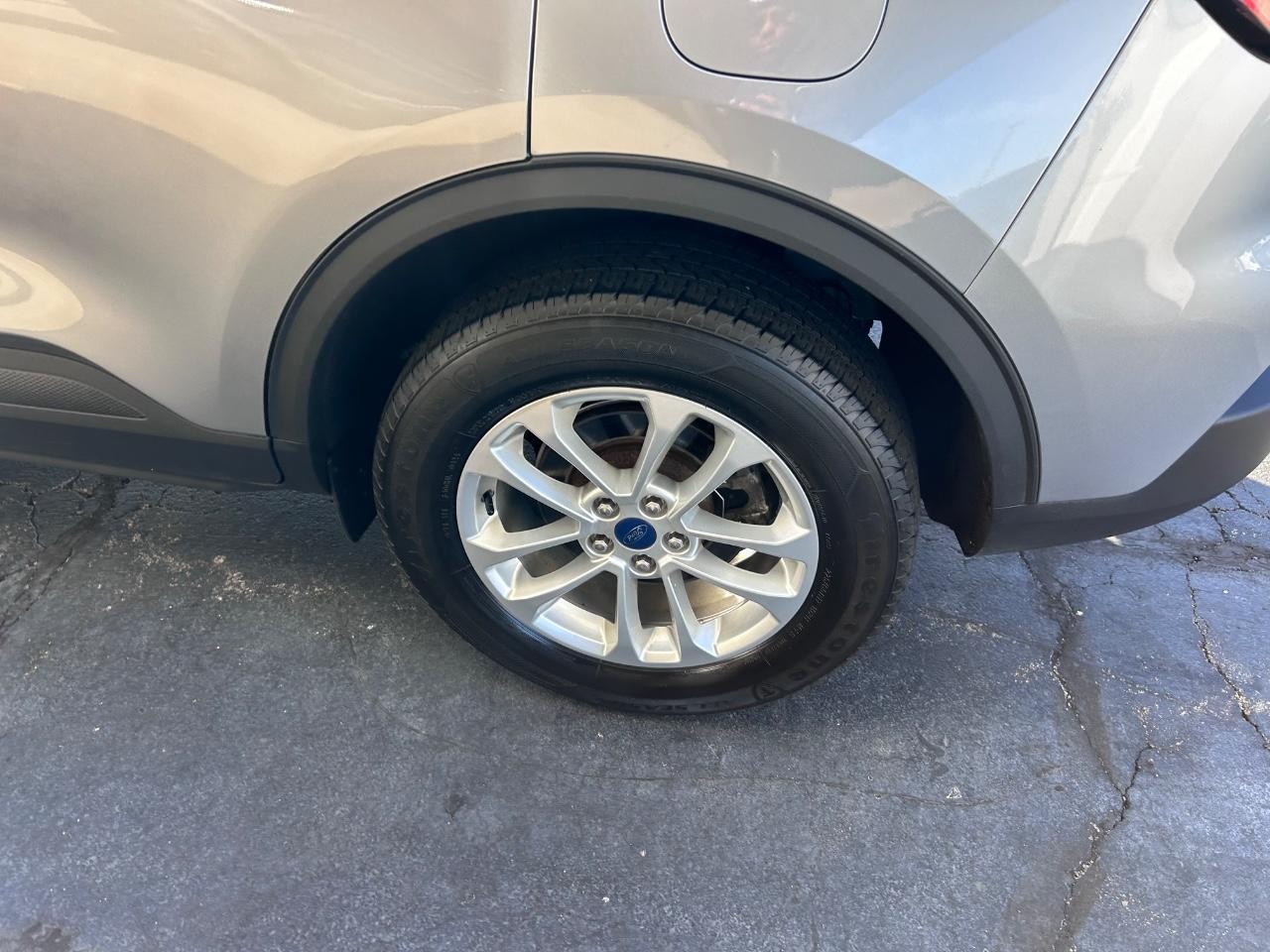 Ford Escape Vehicle Full-screen Gallery Image 06