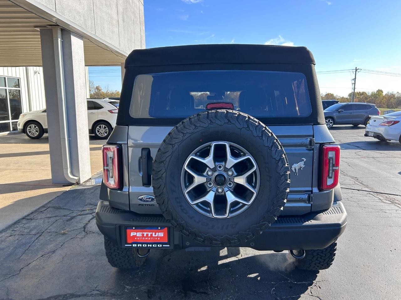 Ford Bronco Vehicle Full-screen Gallery Image 03
