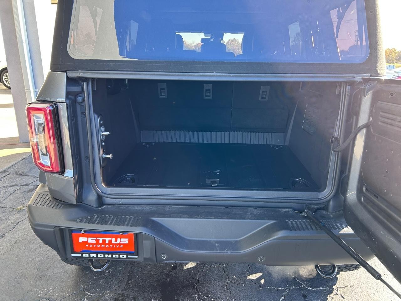 Ford Bronco Vehicle Full-screen Gallery Image 04