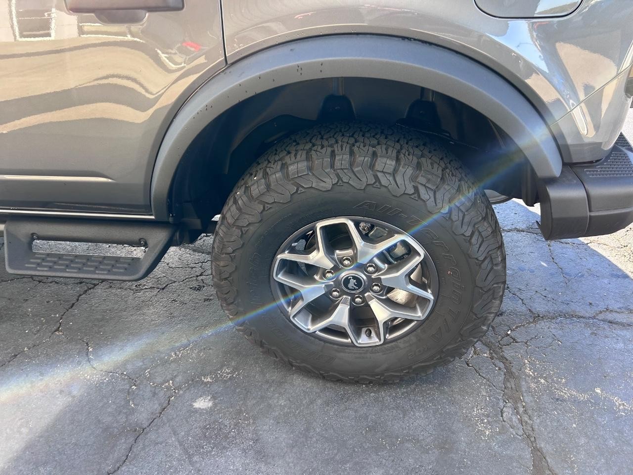 Ford Bronco Vehicle Full-screen Gallery Image 05