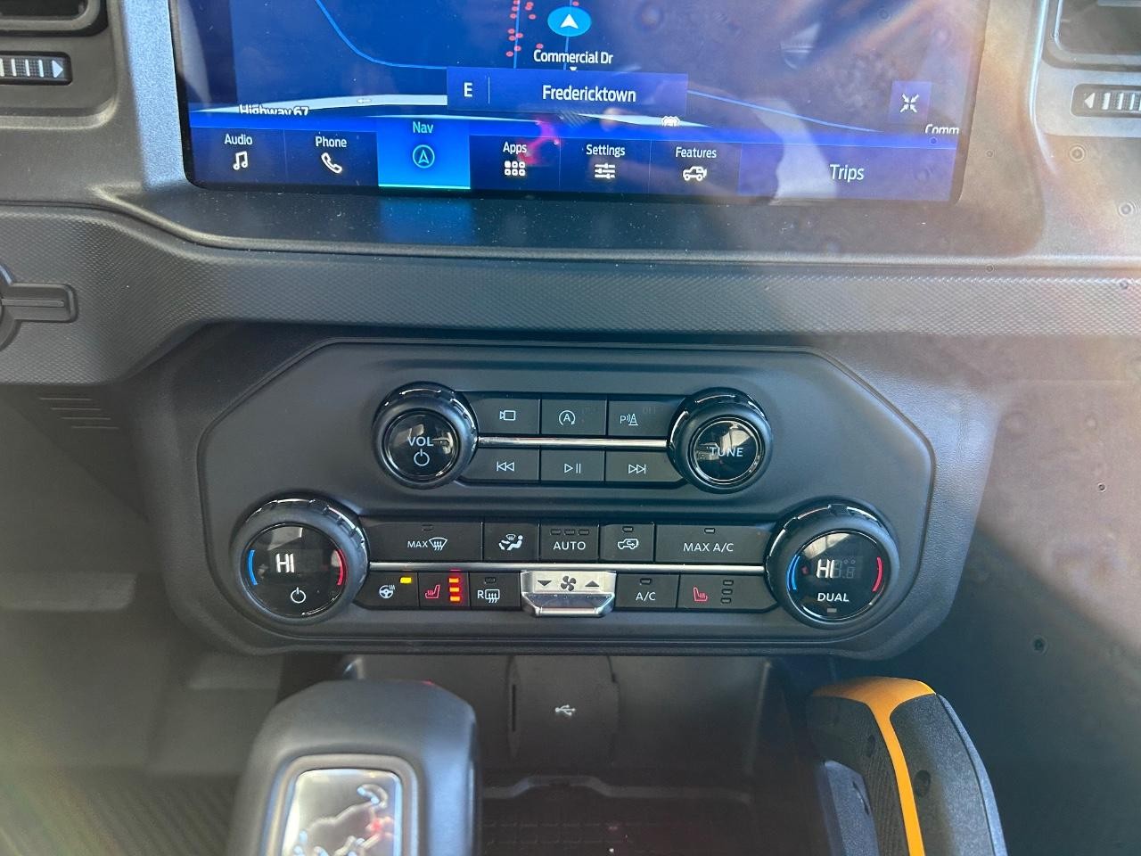 Ford Bronco Vehicle Full-screen Gallery Image 13