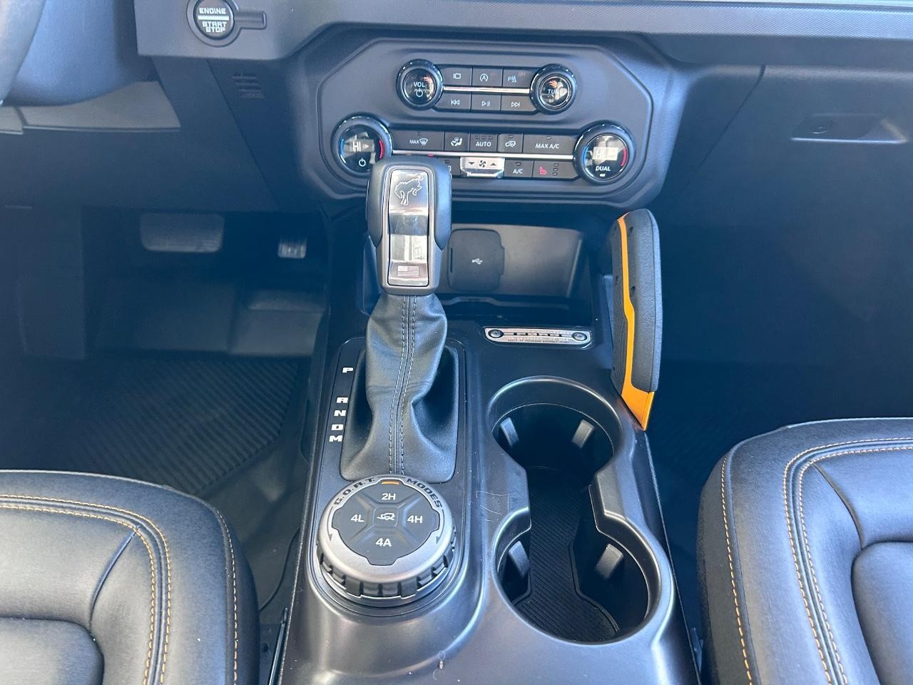 Ford Bronco Vehicle Full-screen Gallery Image 14