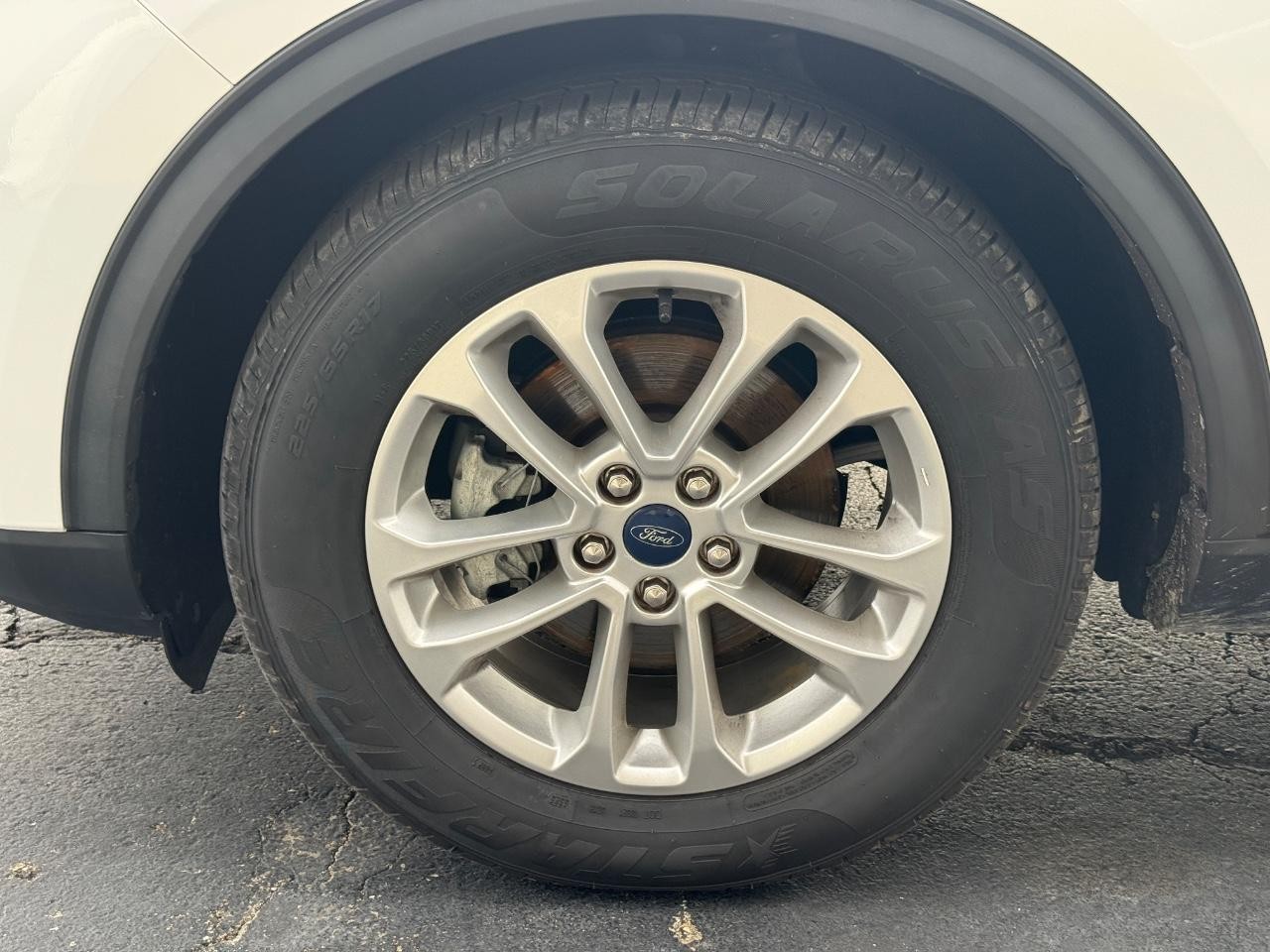 Ford Escape Vehicle Full-screen Gallery Image 07