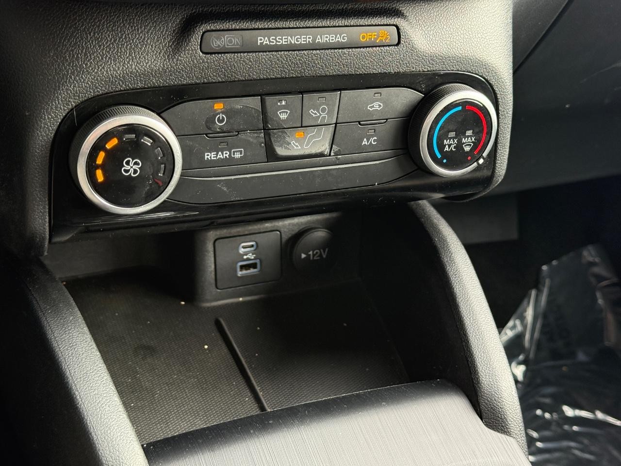 Ford Escape Vehicle Full-screen Gallery Image 17