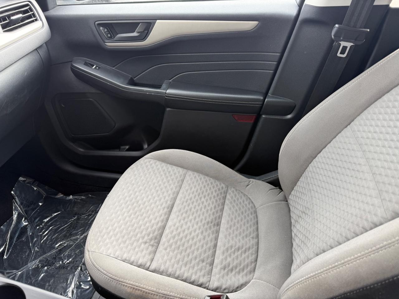 Ford Escape Vehicle Full-screen Gallery Image 19