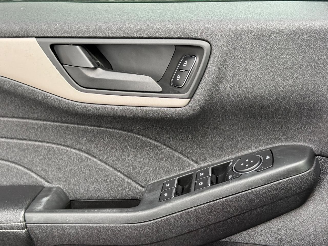 Ford Escape Vehicle Full-screen Gallery Image 22