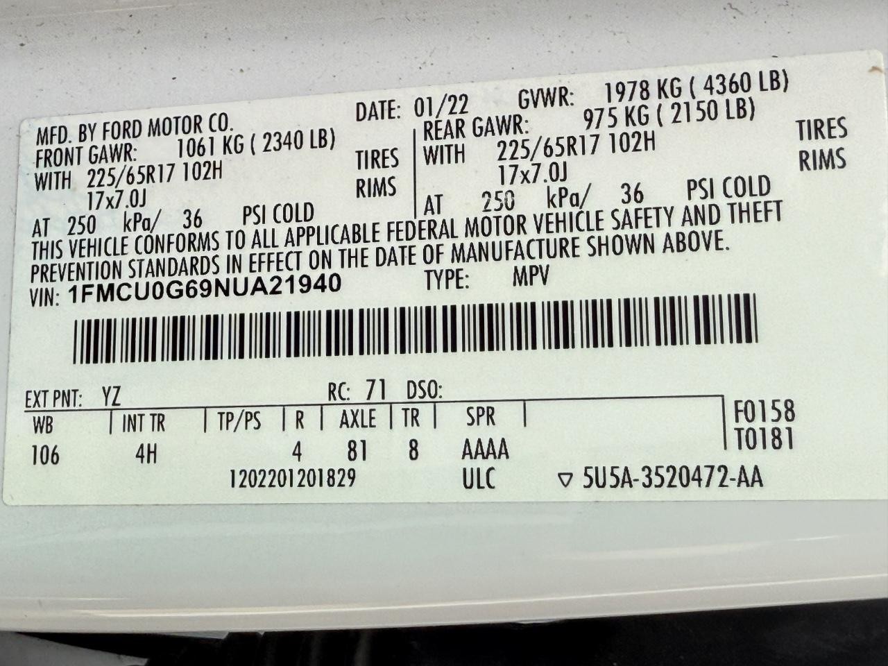 Ford Escape Vehicle Full-screen Gallery Image 24