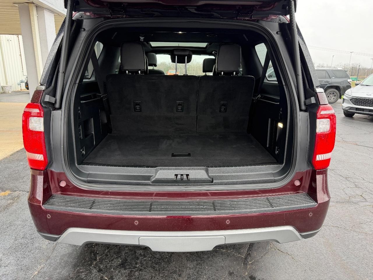 Ford Expedition Max Vehicle Full-screen Gallery Image 05