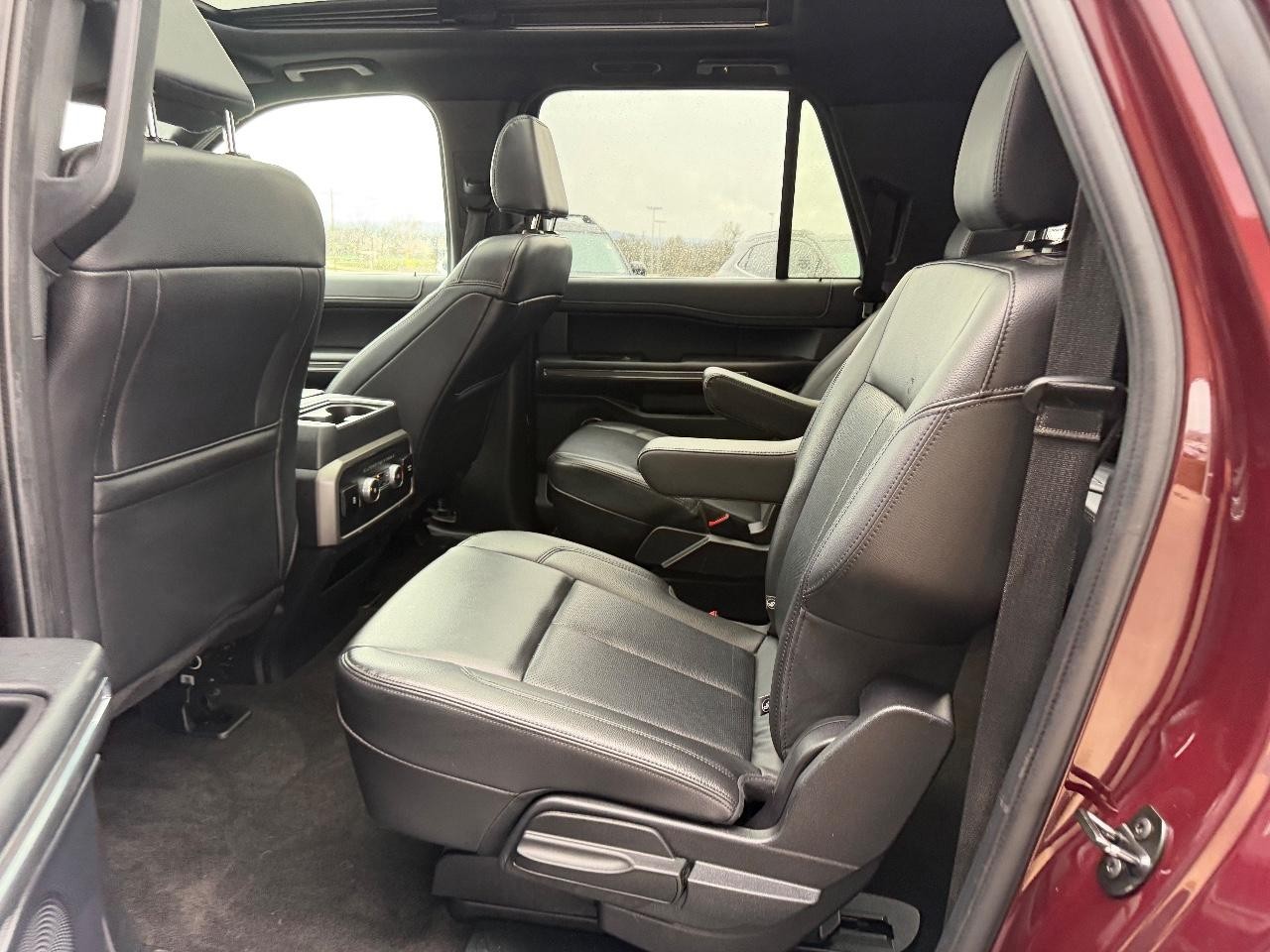 Ford Expedition Max Vehicle Full-screen Gallery Image 11