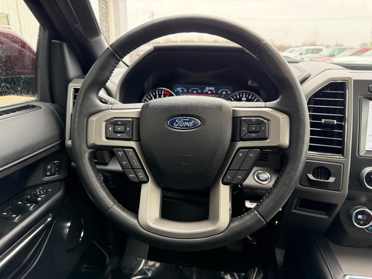 Ford Expedition Max Vehicle Full-screen Gallery Image 15