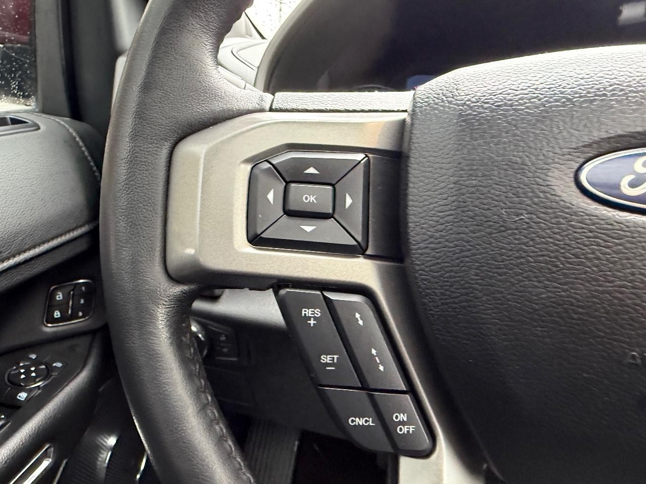 Ford Expedition Max Vehicle Full-screen Gallery Image 16