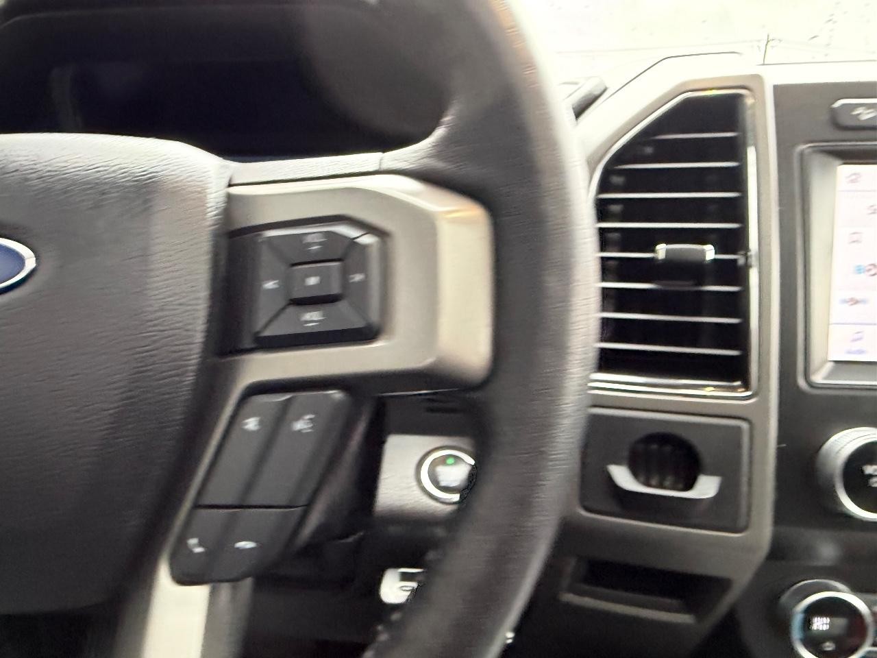 Ford Expedition Max Vehicle Full-screen Gallery Image 17