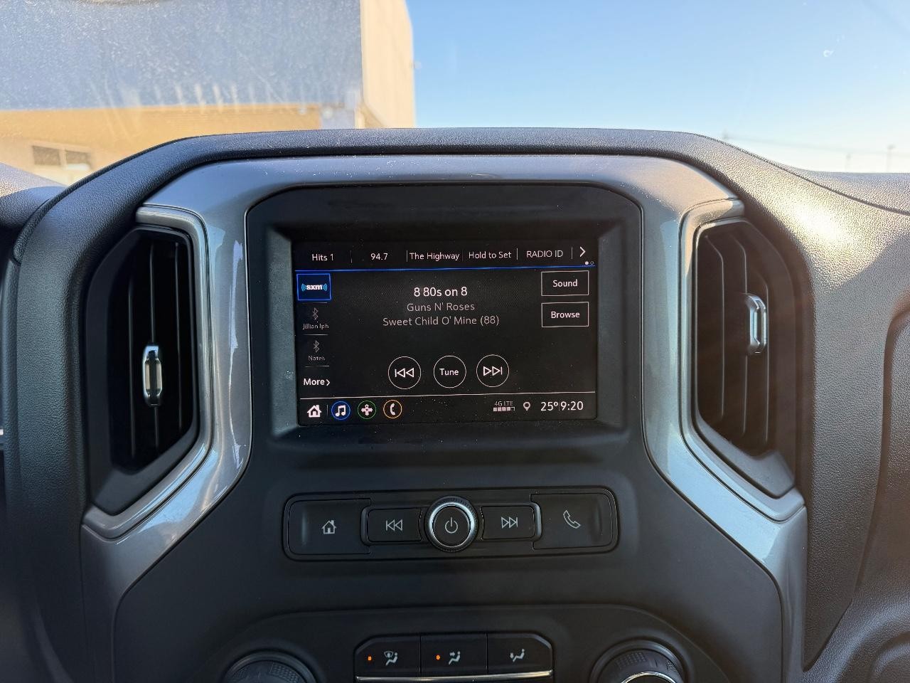 Chevrolet Silverado 2500HD Vehicle Full-screen Gallery Image 16