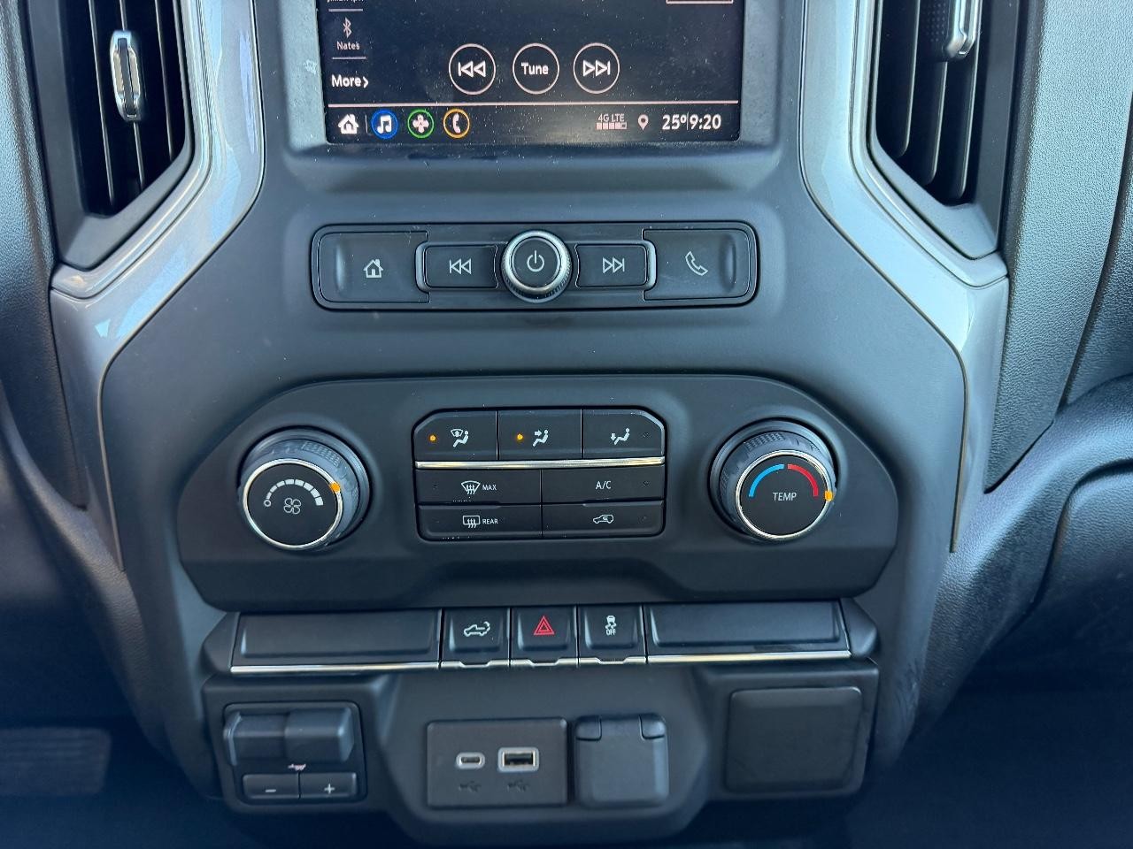 Chevrolet Silverado 2500HD Vehicle Full-screen Gallery Image 17