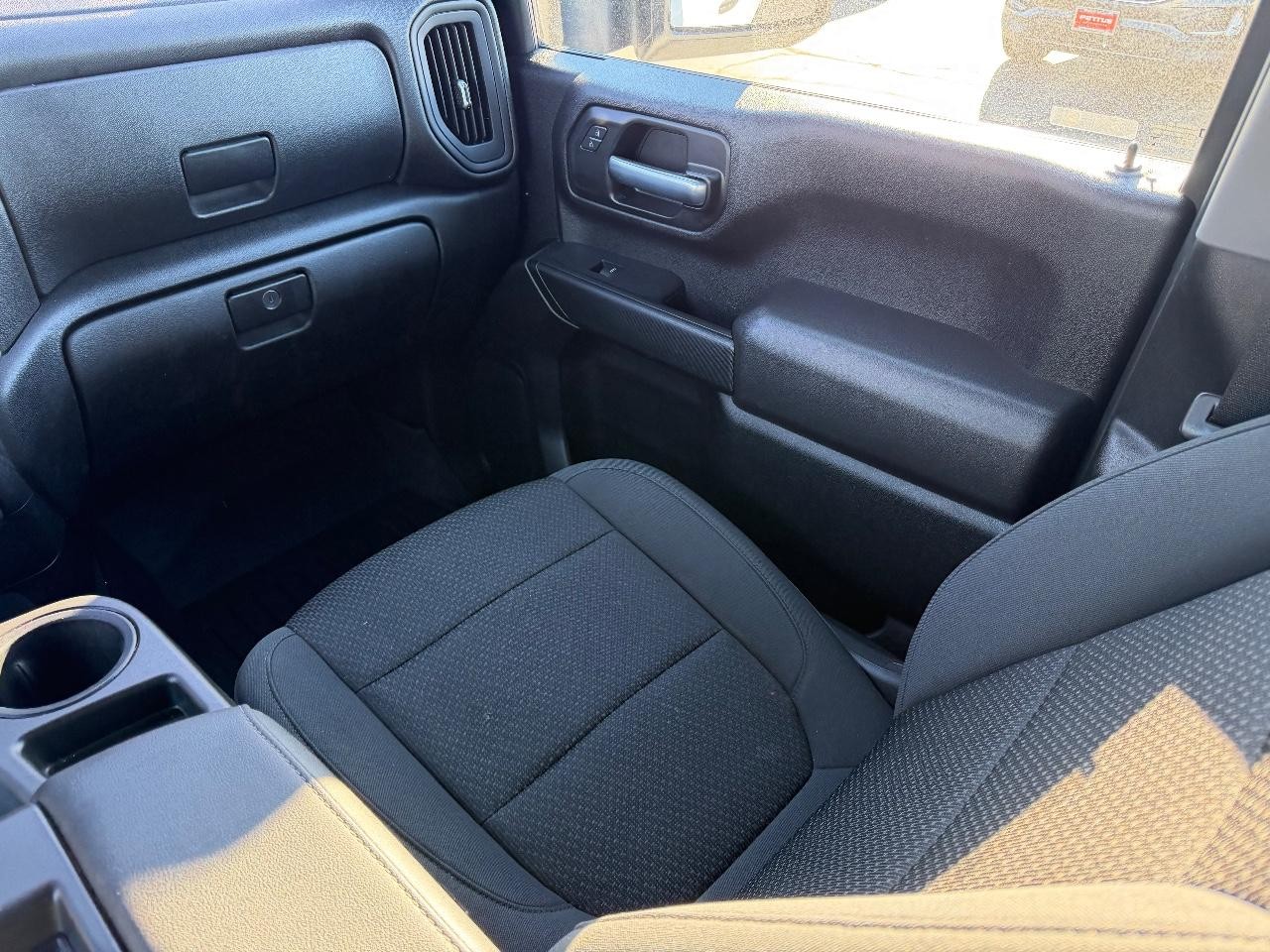 Chevrolet Silverado 2500HD Vehicle Full-screen Gallery Image 18