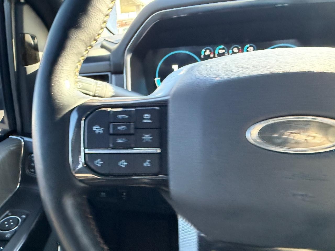 Ford F-150 Vehicle Full-screen Gallery Image 12