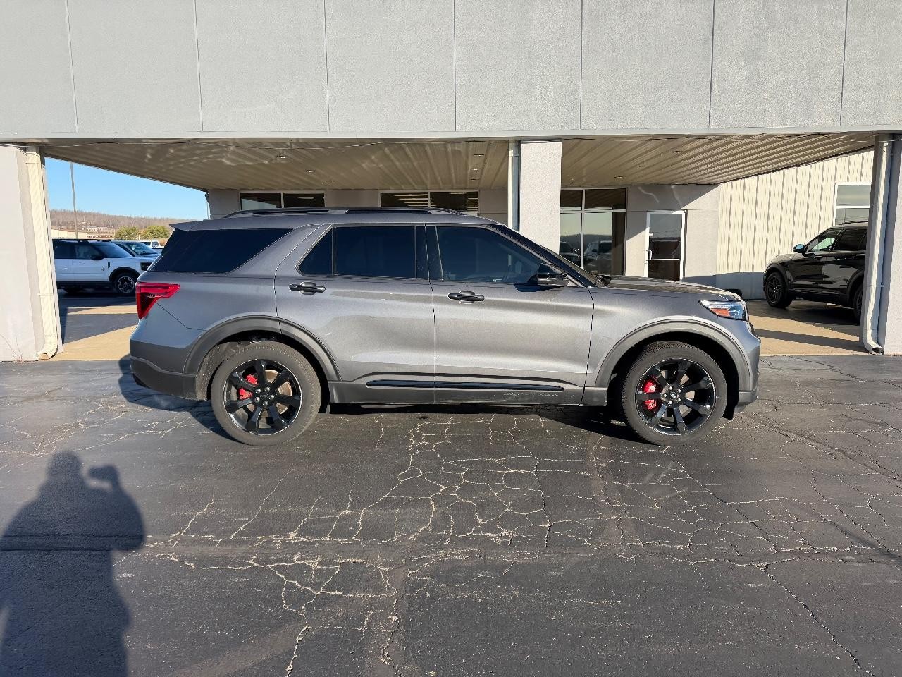 Ford Explorer Vehicle Full-screen Gallery Image 02