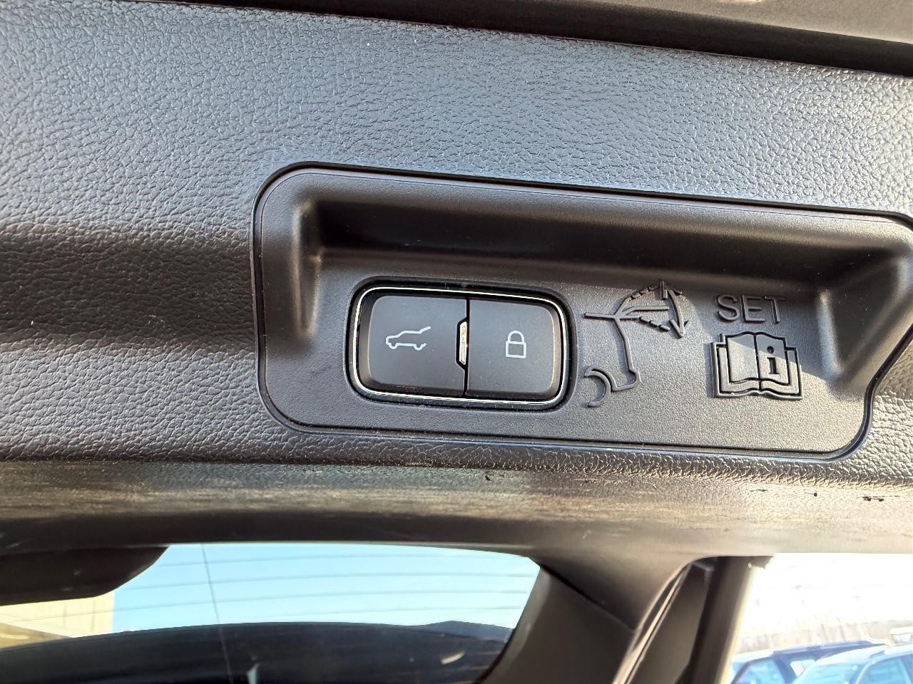 Ford Explorer Vehicle Full-screen Gallery Image 06