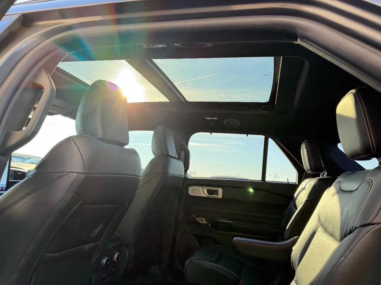 Ford Explorer Vehicle Full-screen Gallery Image 12