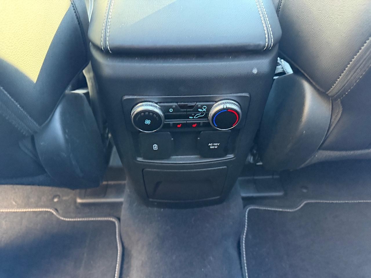 Ford Explorer Vehicle Full-screen Gallery Image 13