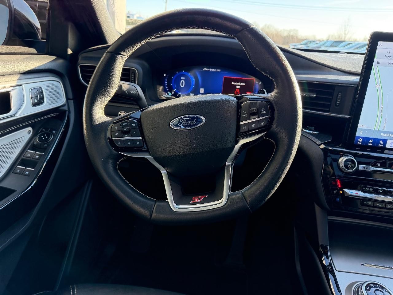 Ford Explorer Vehicle Full-screen Gallery Image 16