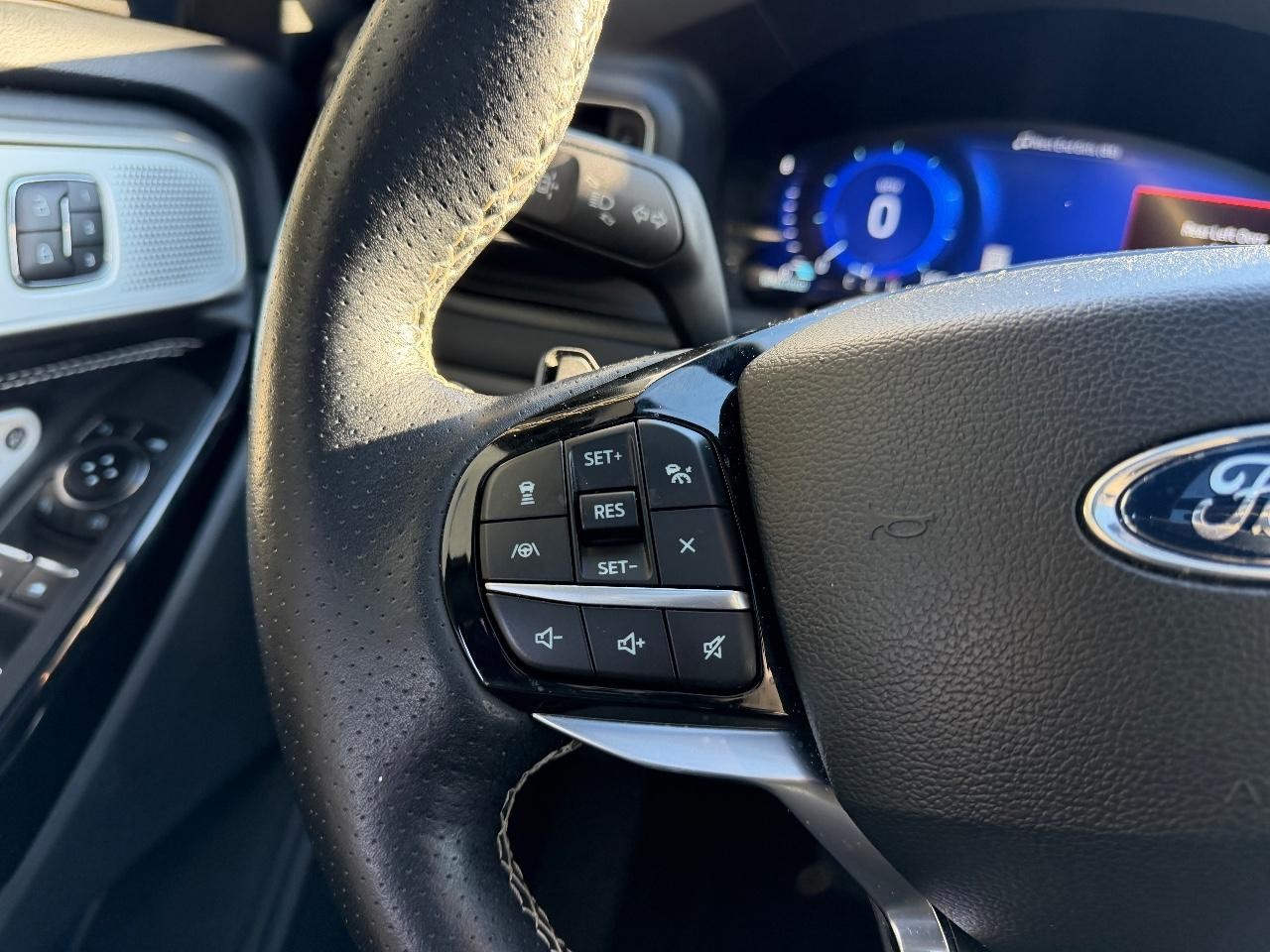 Ford Explorer Vehicle Full-screen Gallery Image 17