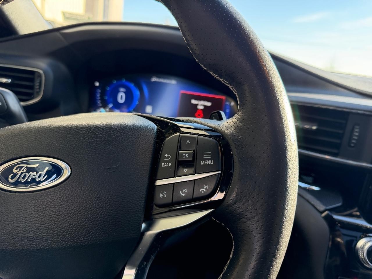 Ford Explorer Vehicle Full-screen Gallery Image 18