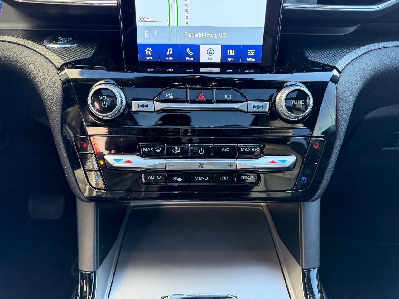 Ford Explorer Vehicle Full-screen Gallery Image 20