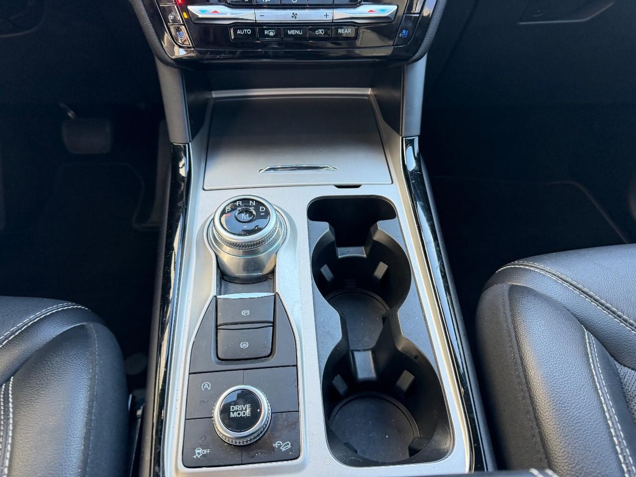 Ford Explorer Vehicle Full-screen Gallery Image 21