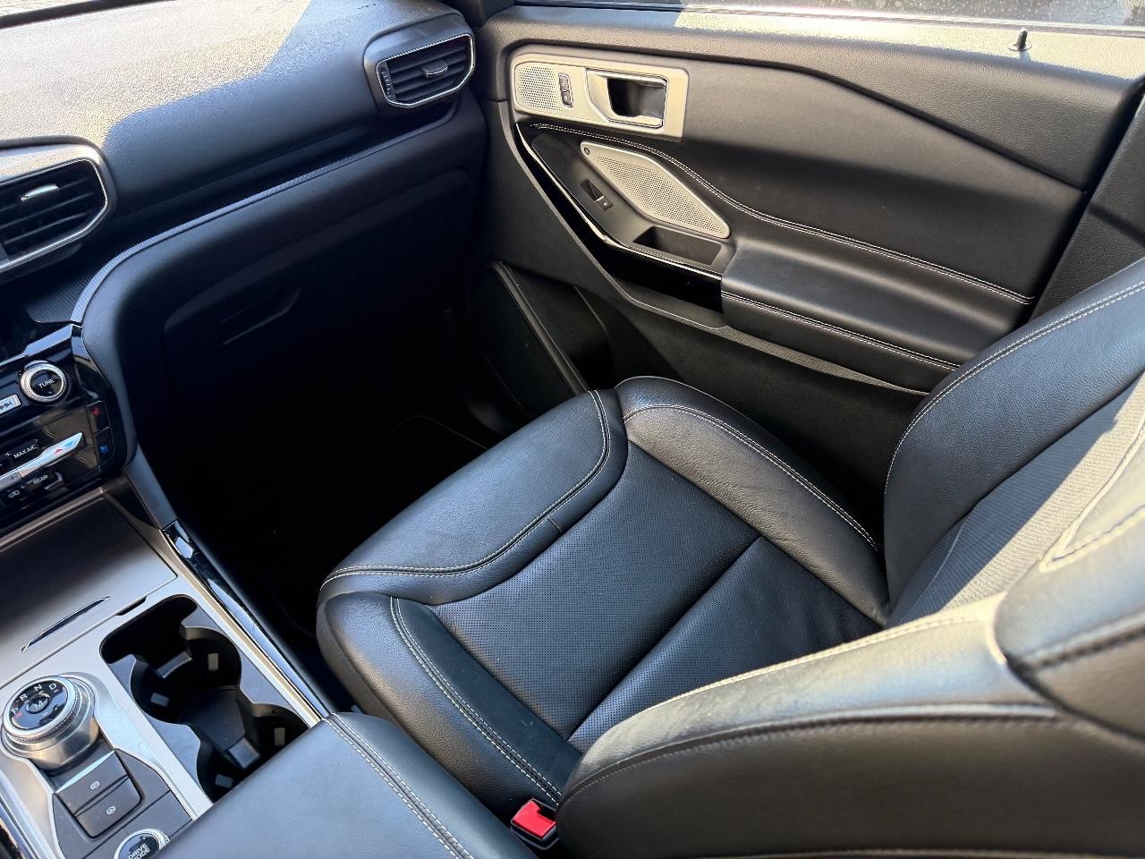 Ford Explorer Vehicle Full-screen Gallery Image 22